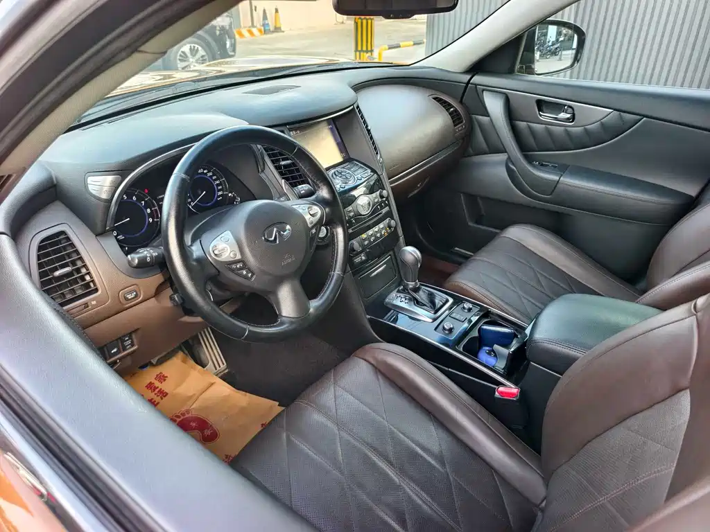 Infiniti QX70 — миниатюра 14