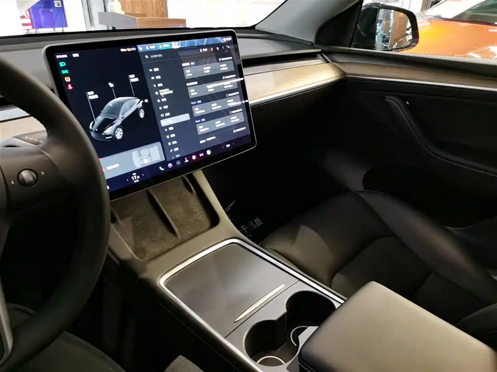 TESLA MODEL Y