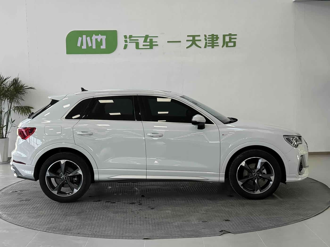 Audi Q3 1.4 л 2023 г. Белый, пробег 42000 км