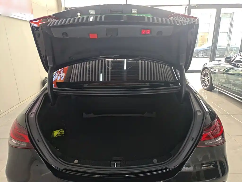 Mercedes-Benz E-Class — миниатюра 12