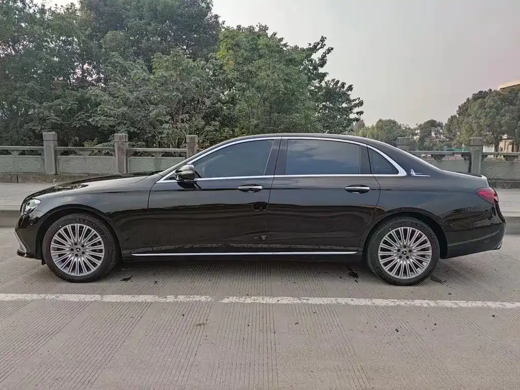 Mercedes-Benz E-Class — миниатюра 8