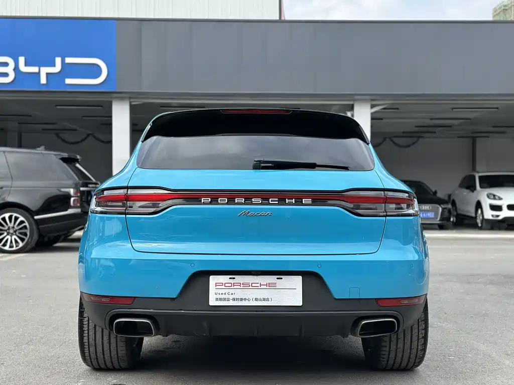 PORSCHE MACAN