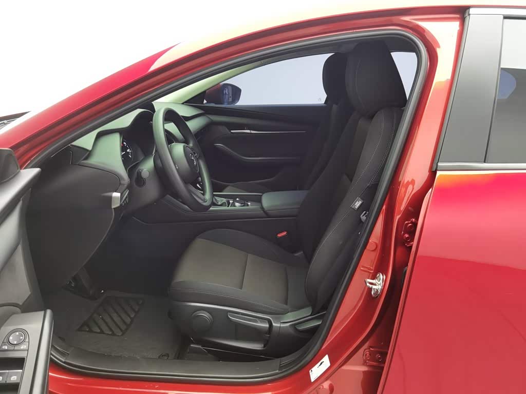 Mazda Mazda3 Axela 2.0 л 2022 г. красный/фиолетовый, пробег 21800 км