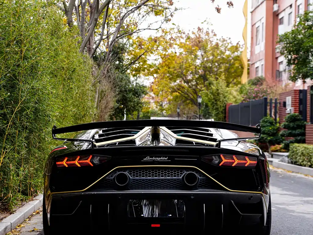 LAMBORGHINI AVENTADOR