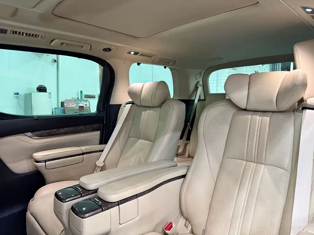 Toyota Alphard — миниатюра 13