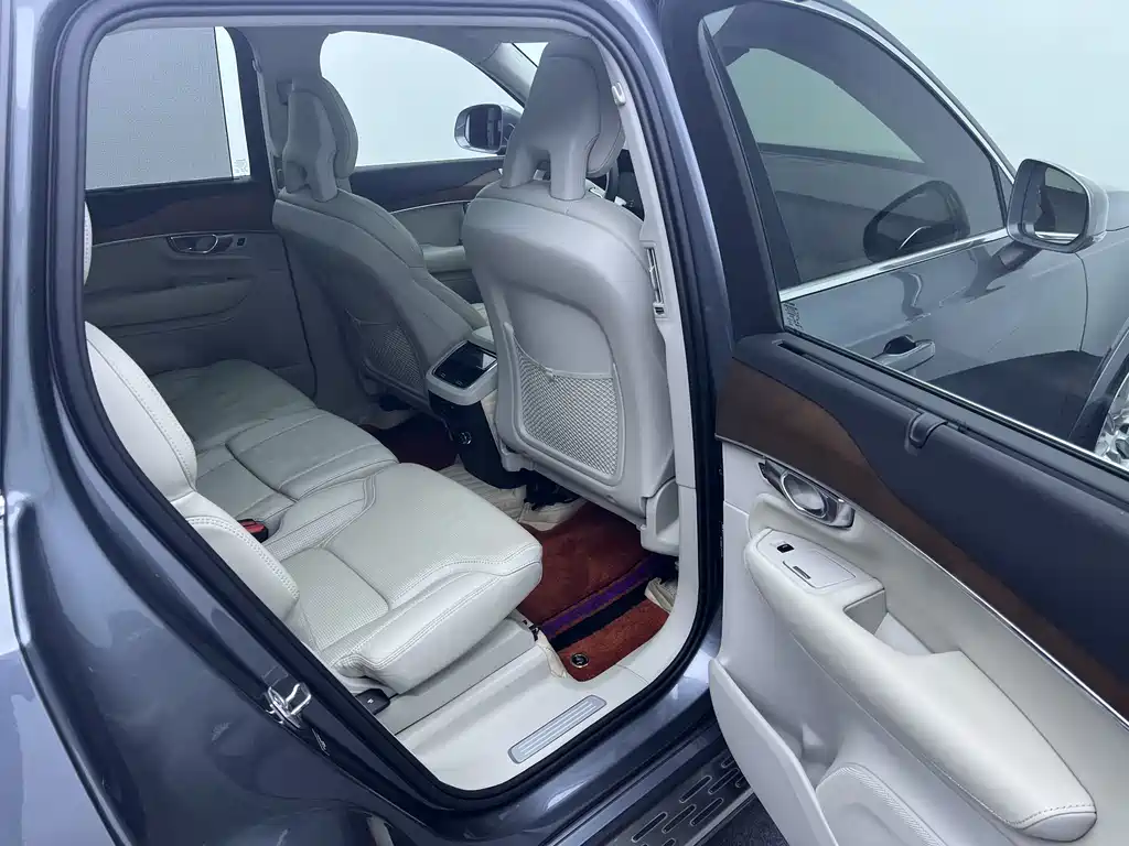 Volvo XC90 2018 T6 7 мест