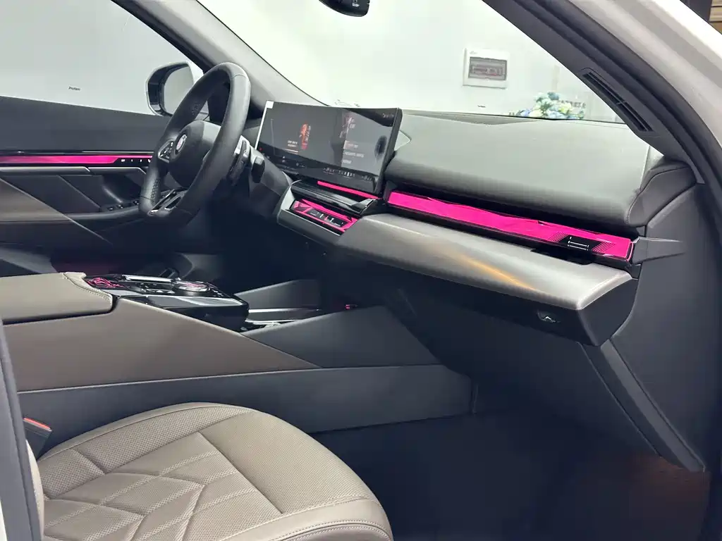 BMW 5 Series — миниатюра 17
