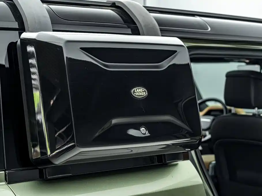 Land Rover Defender 2023 — фото 34