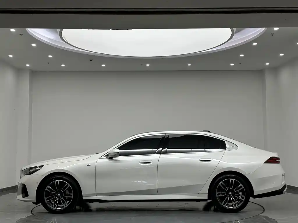 BMW 5 Series — миниатюра 4