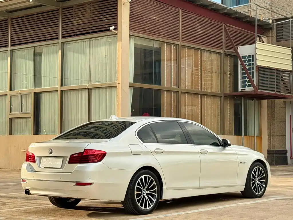 BMW 5 Series — миниатюра 7