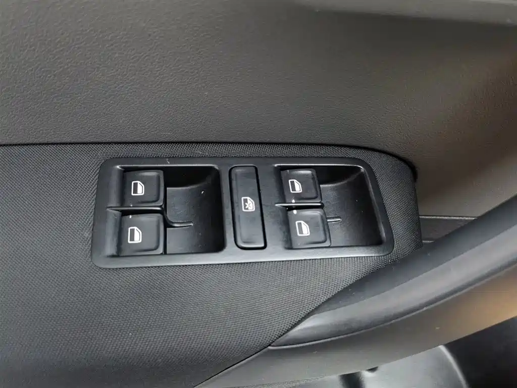 Volkswagen Polo 2016 1.6L Cross Polo AT
