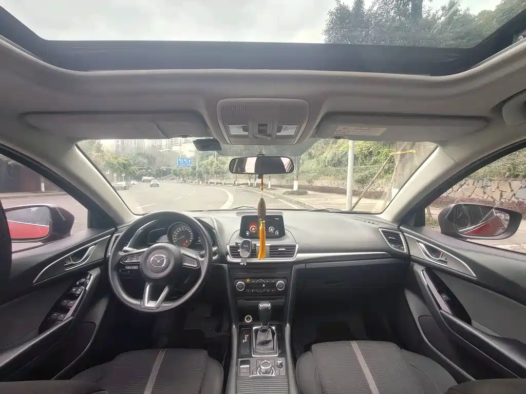 Mazda Mazda3 3 2017 1.5L AT Luxury V