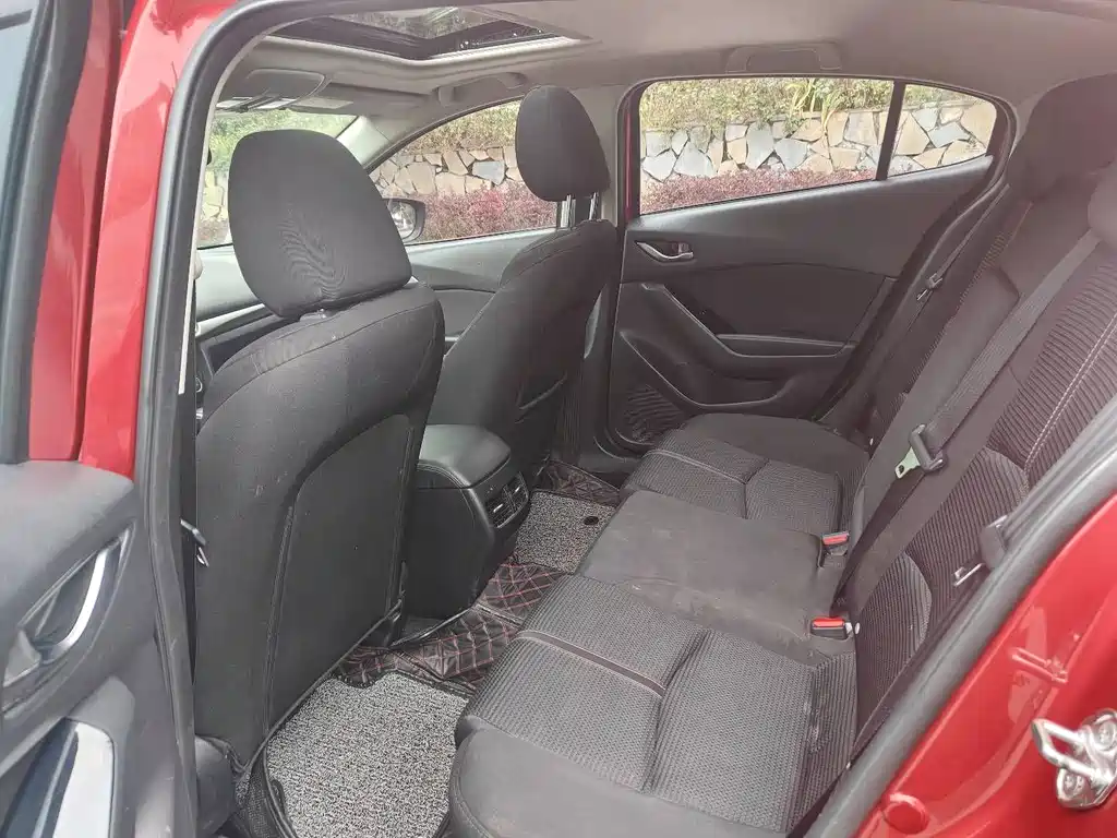 Mazda Mazda3 3 2017 1.5L AT Luxury V