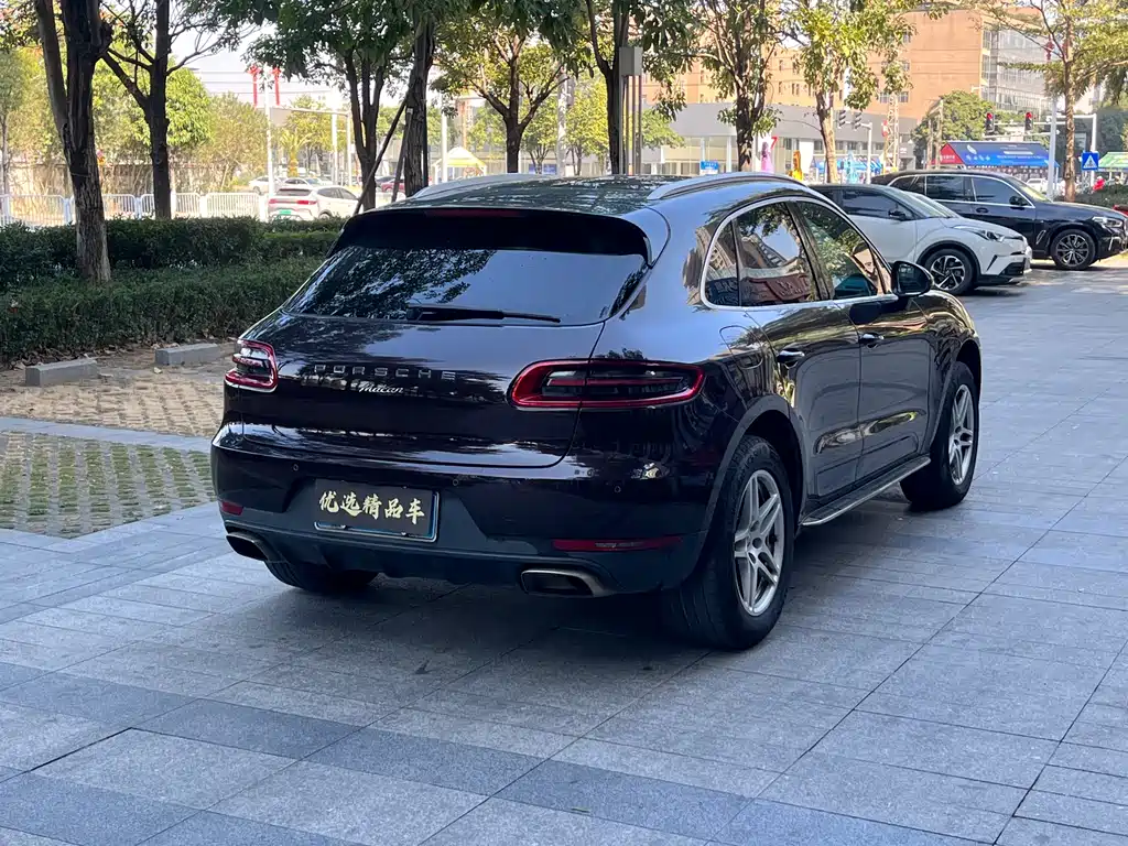PORSCHE MACAN