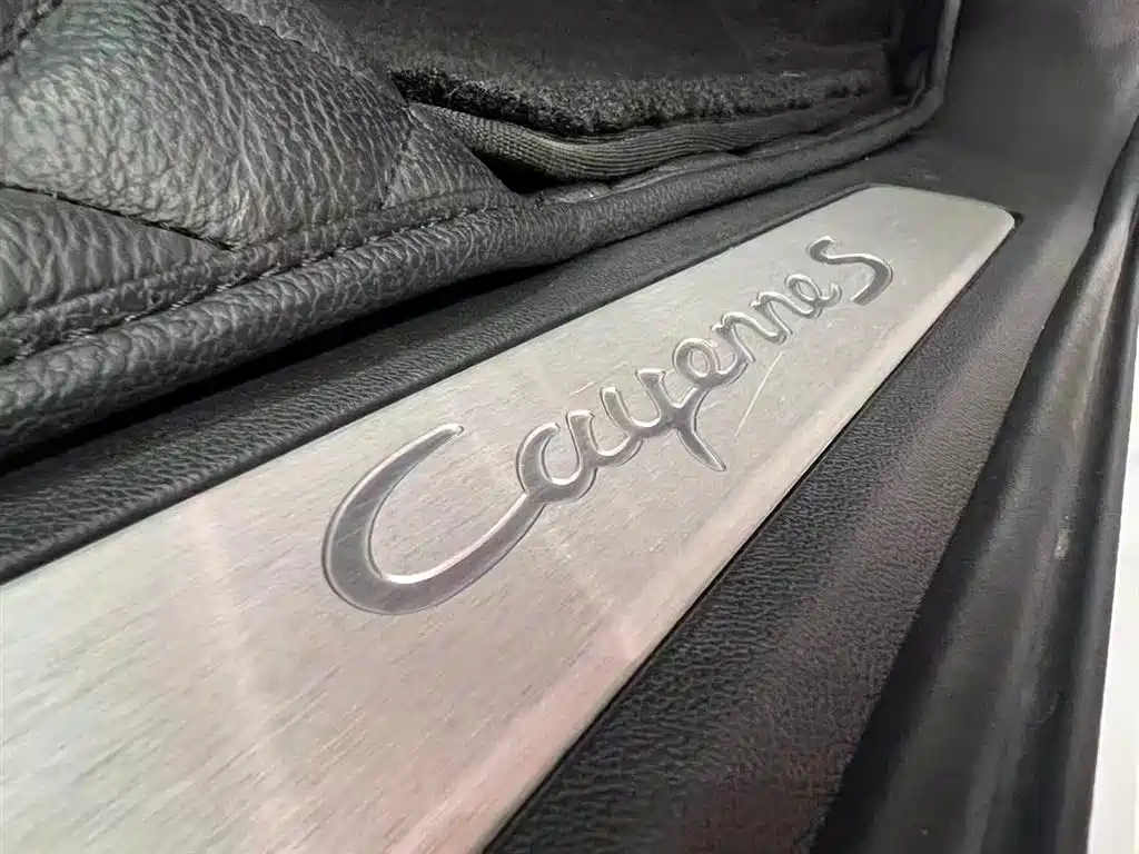 Porsche Cayenne — миниатюра 10