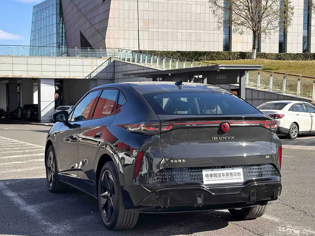 VOLKSWAGEN WITH THE CROWD 06