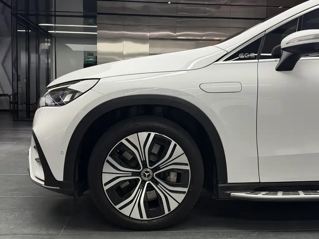 Mercedes-Benz EQE SUV — миниатюра 16