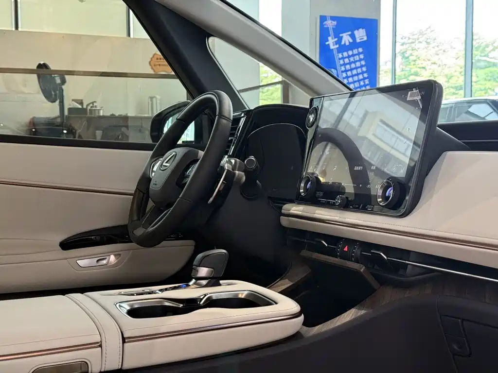 Lexus LM — миниатюра 24
