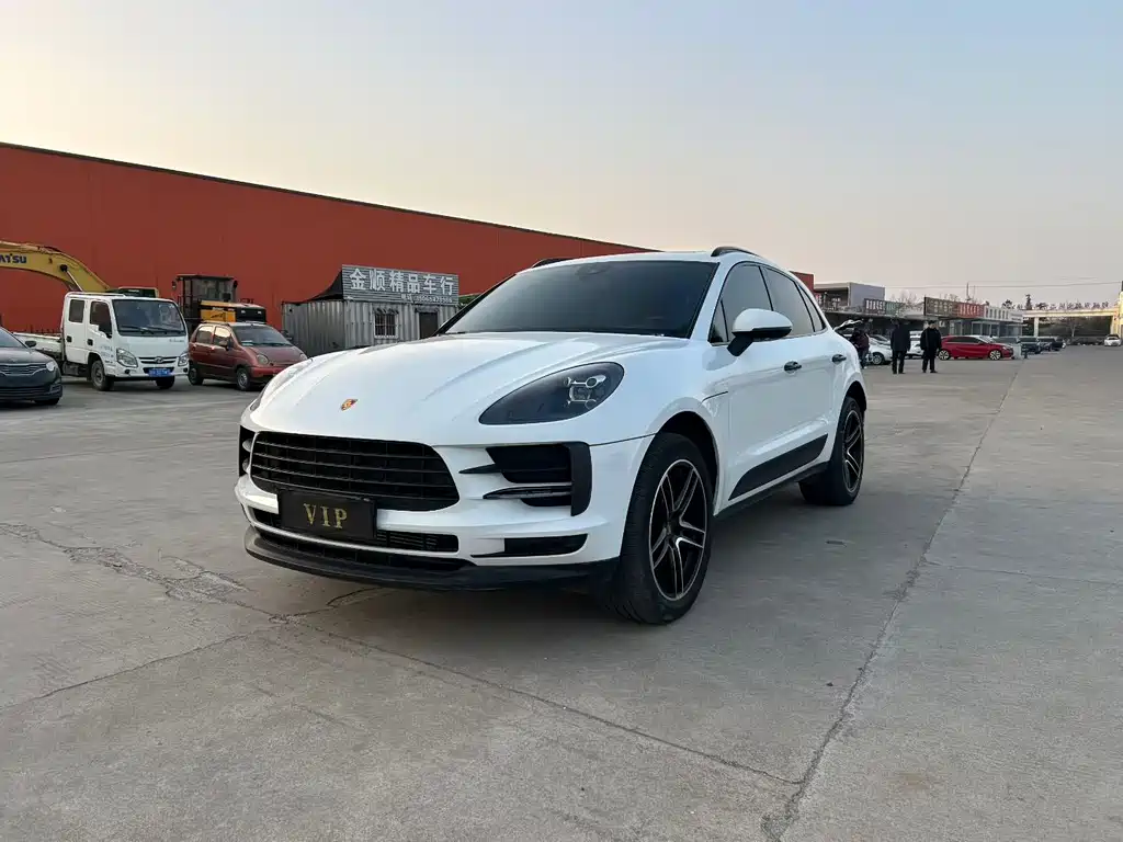 PORSCHE MACAN