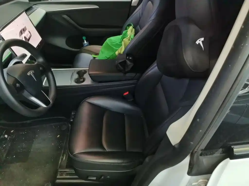 Tesla Model Y — миниатюра 15