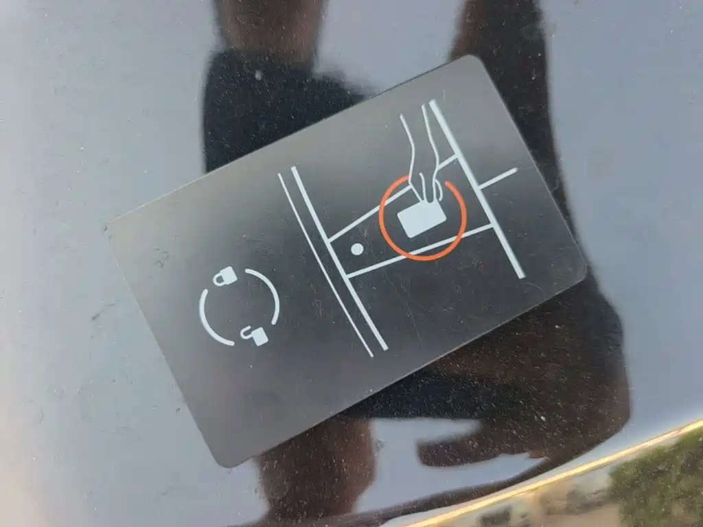 Tesla Model Y — миниатюра 9
