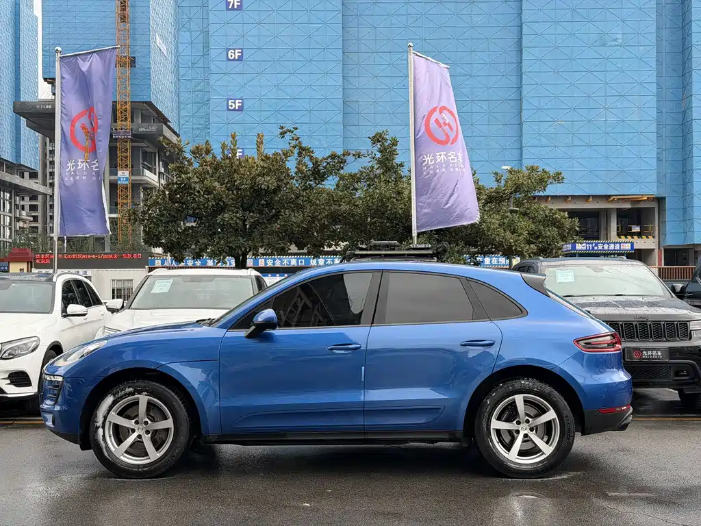 PORSCHE MACAN