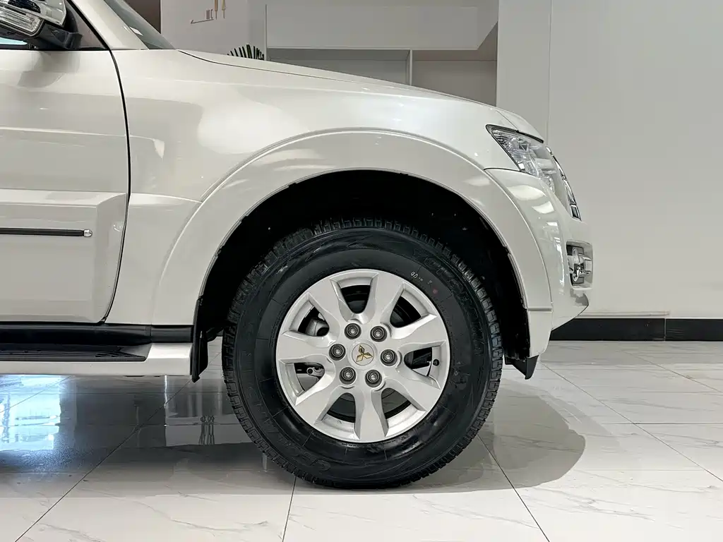 Mitsubishi V93 2022 3.0L AT