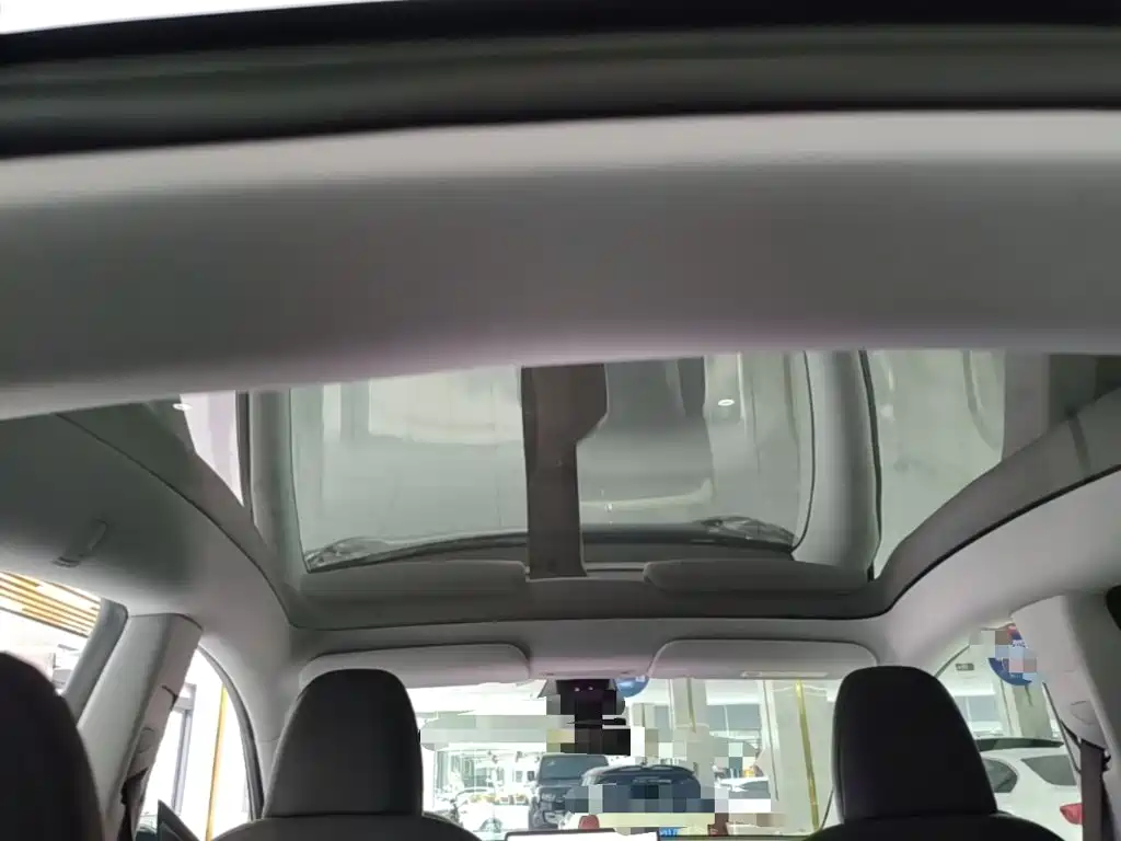 Tesla Model Y — миниатюра 18