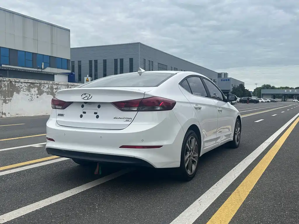 Hyundai Elantra — миниатюра 12