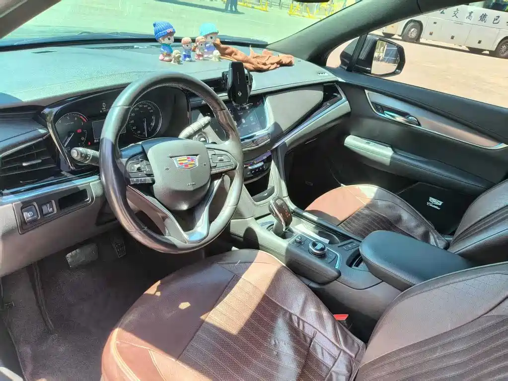 Cadillac XT6 2020 28T мест