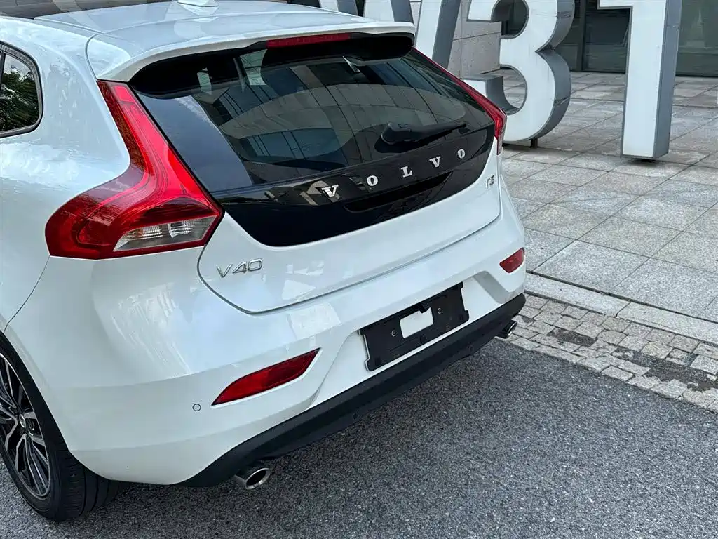 VOLVO V40