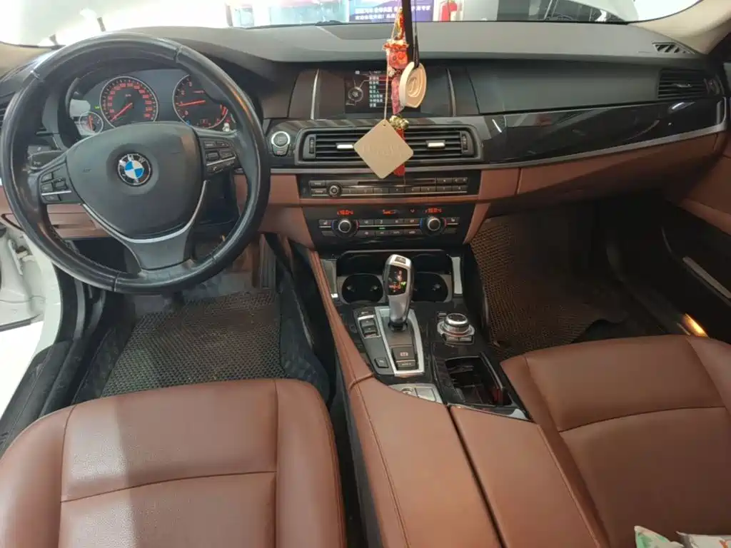 BMW 5 Series — миниатюра 10