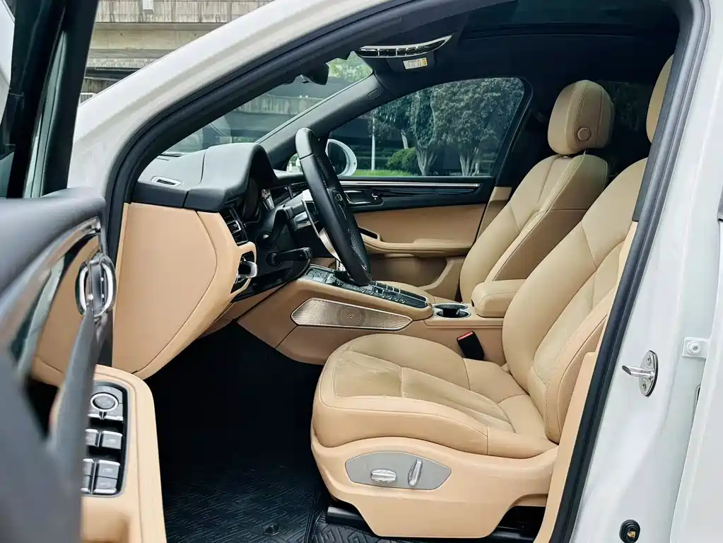 PORSCHE MACAN