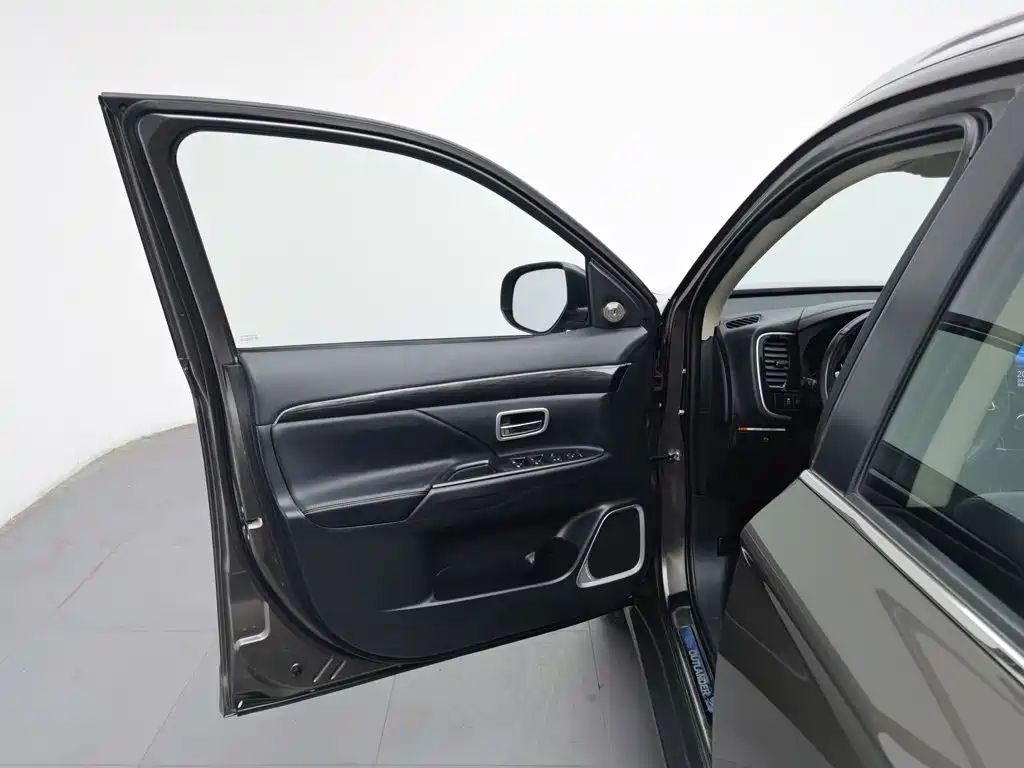 Mitsubishi Outlander — миниатюра 8