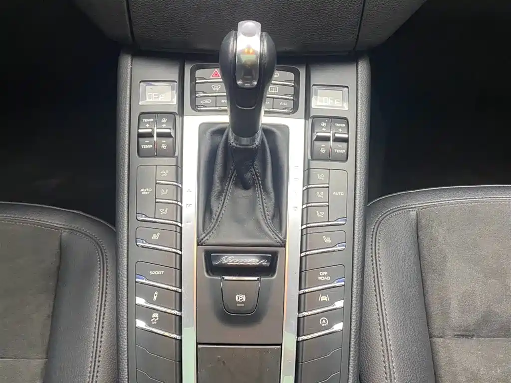 PORSCHE MACAN