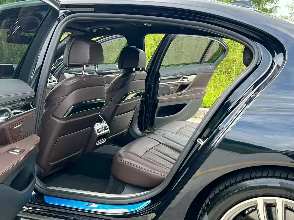 BMW 7 Series — миниатюра 7