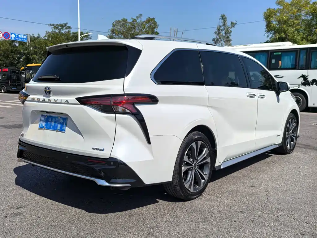 Toyota Granvia — миниатюра 13