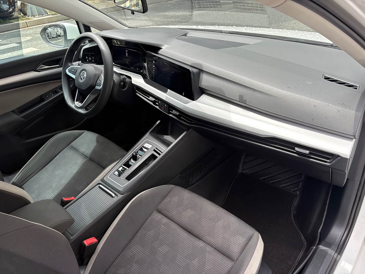 Volkswagen Golf 1.2 л 2023 г. Белый, пробег 50000 км