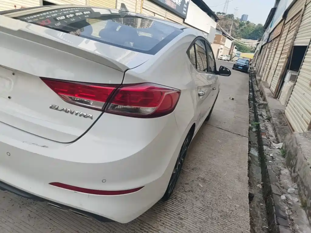 Hyundai Elantra — миниатюра 8