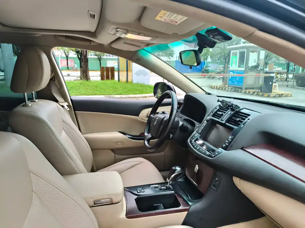 Toyota Crown — миниатюра 9