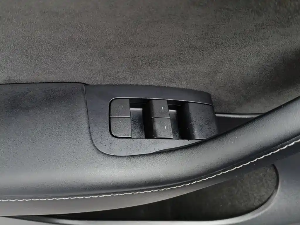Tesla Model Y — миниатюра 9