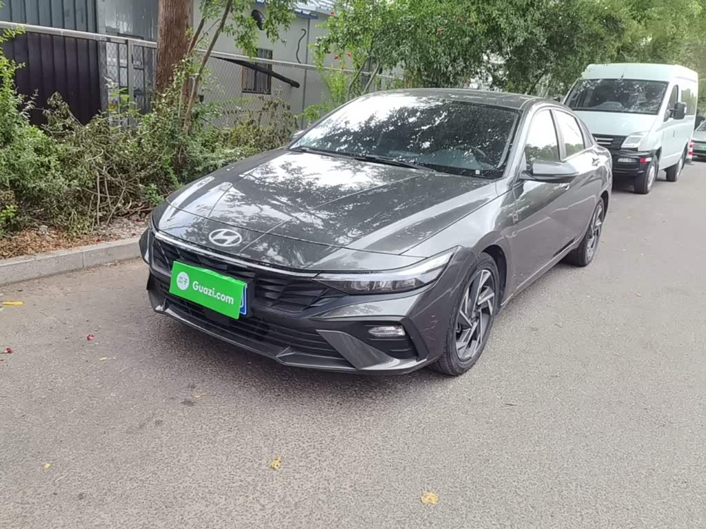 Hyundai Elantra 1.5 л 2024 г. Серебристо-серый, пробег 31500 км