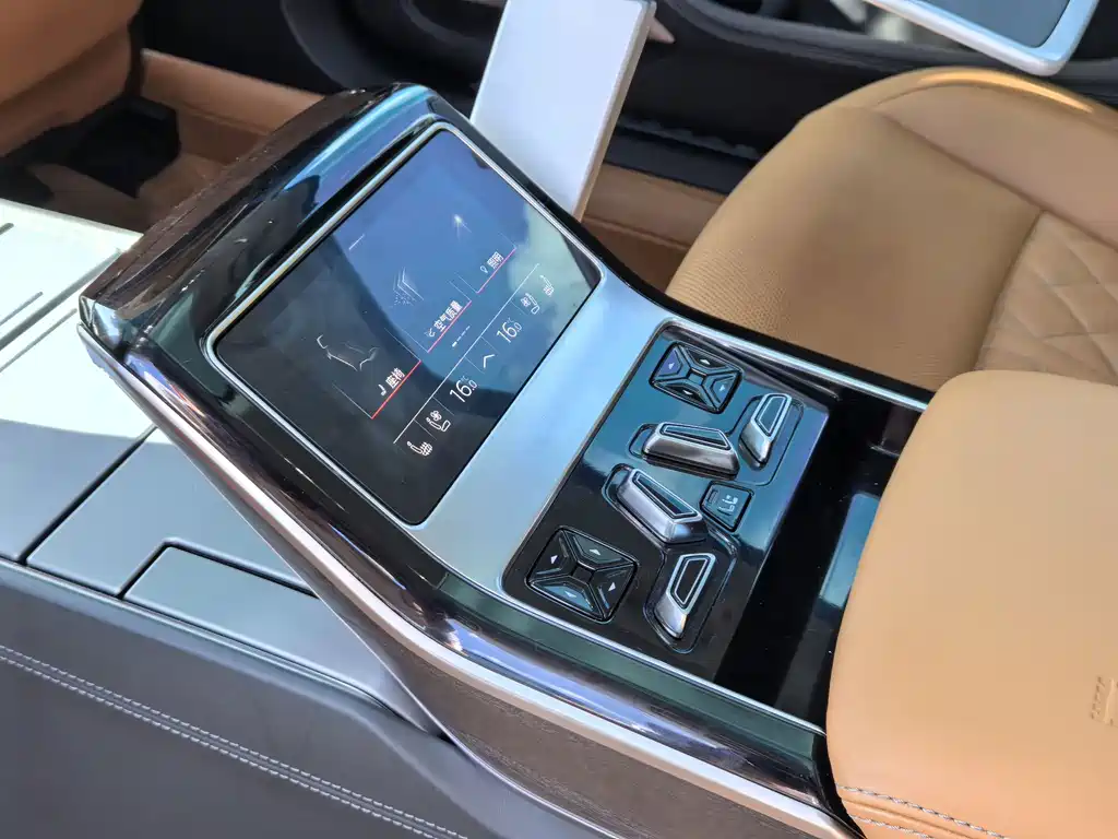 Audi A8 — миниатюра 16