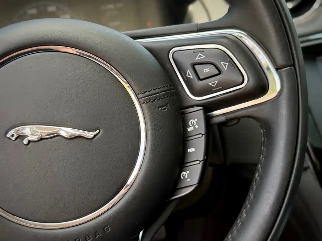 Jaguar XJ — миниатюра 19