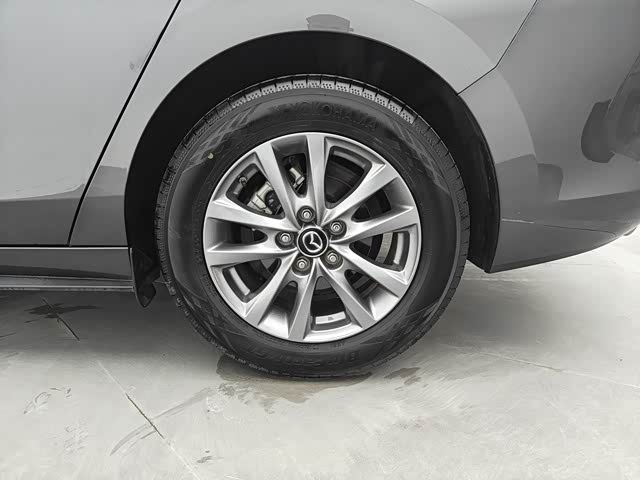 Mazda Mazda3 Axela 2.0 л 2023 г. Серебристо-серый, пробег 42699 км