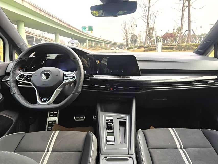 Volkswagen Golf 1.4 л 2024 г. Белый, пробег 10000 км