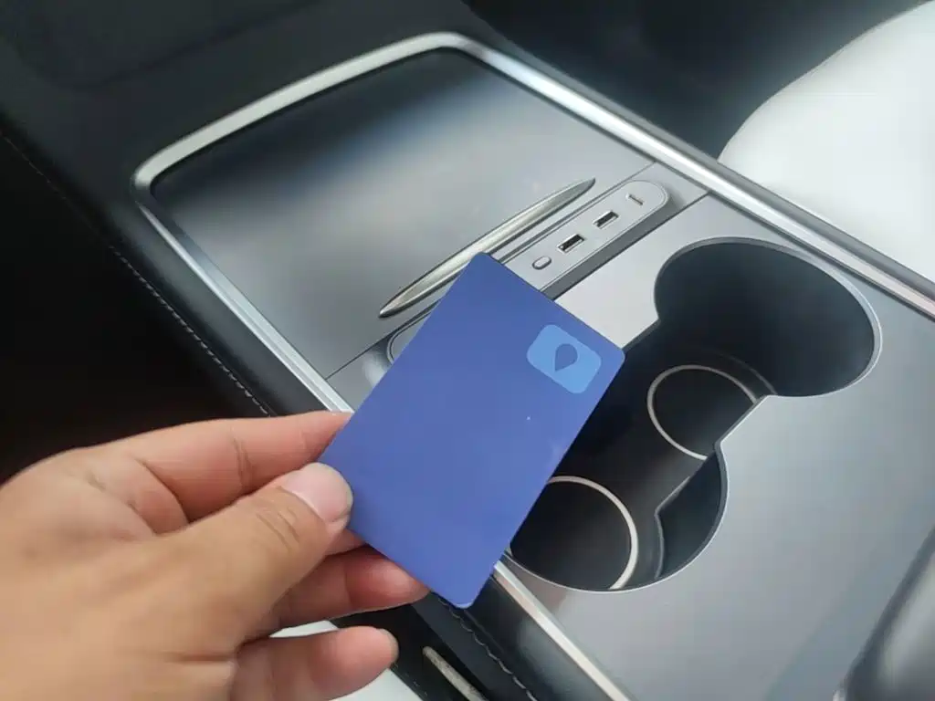 Tesla Model Y — миниатюра 9