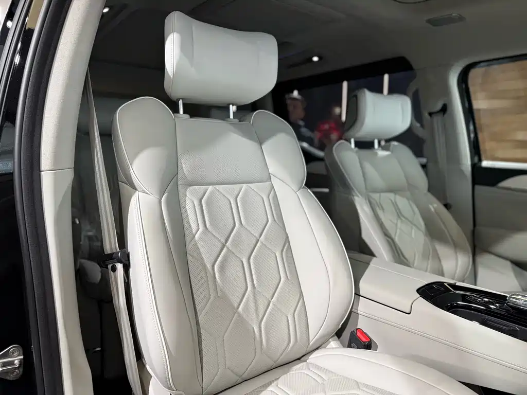 Volvo EM90 — миниатюра 23