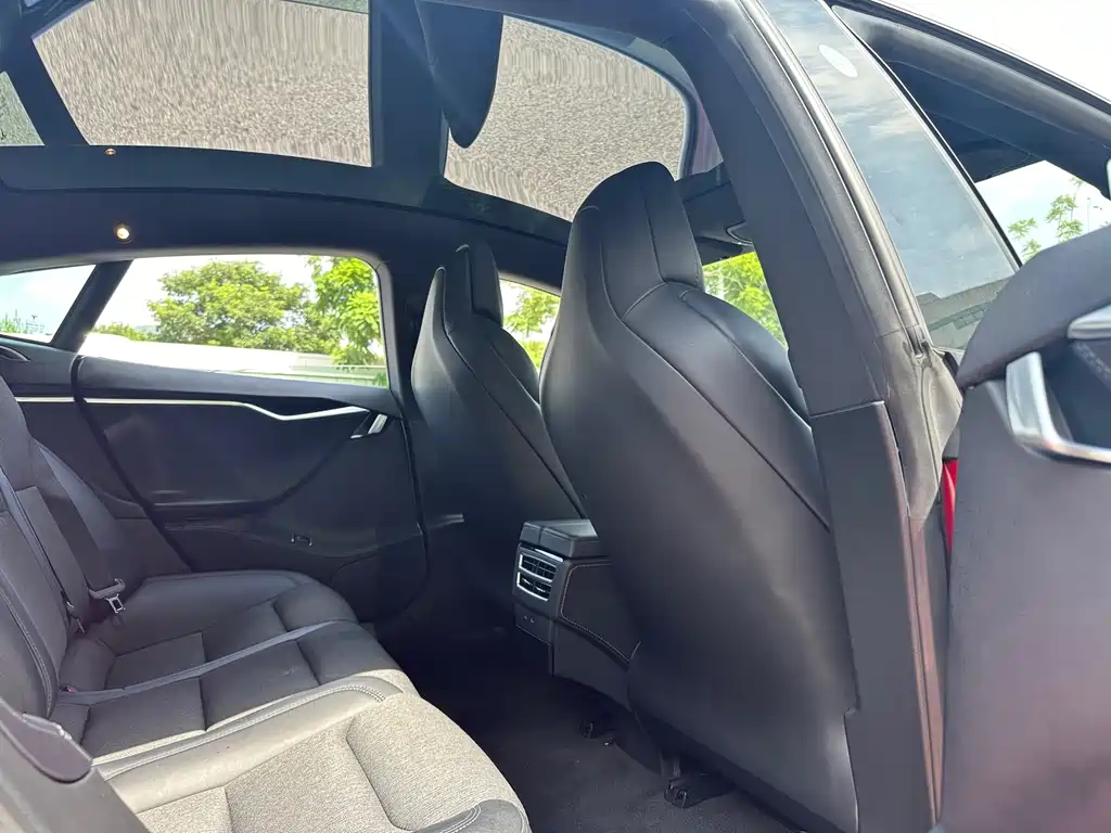 Tesla Model S — миниатюра 9