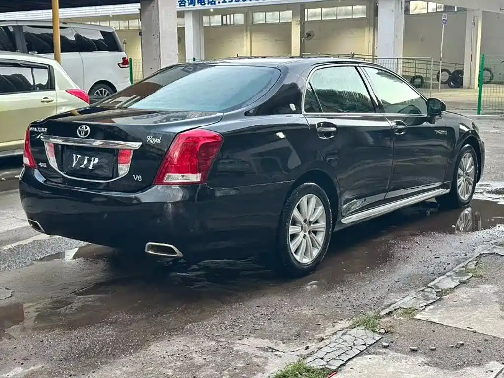 Toyota Crown — миниатюра 4